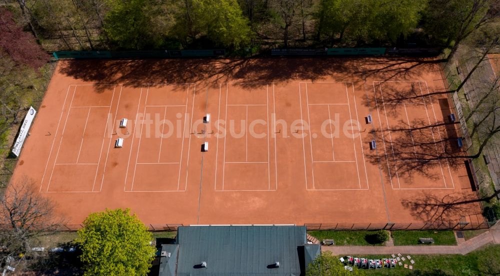 Luftbild Chemnitz - Rotbraun farbiger Tennisplatz an der Hartmannstraße in Chemnitz im Bundesland Sachsen, Deutschland