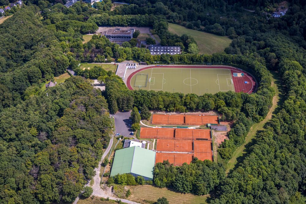 Luftbild Neviges - Rotbraun farbiger Tennisplatz des Nevigeser Tennisclub 1969 e.V. in Neviges im Bundesland Nordrhein-Westfalen, Deutschland