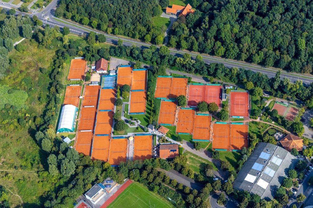Düsseldorf von oben - Rotbraun farbiger Tennisplatz an der Oberlöricker Straße in Düsseldorf im Bundesland Nordrhein-Westfalen, Deutschland