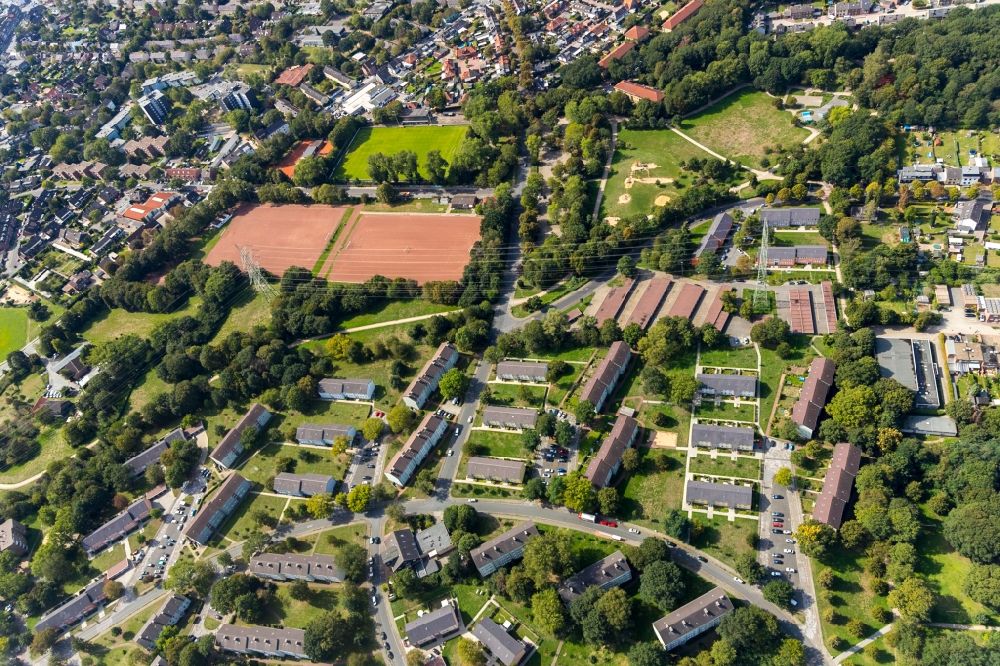 Luftbild Dinslaken - Rotbraun farbiger Tennisplatz im Ortsteil Eppinghoven in Dinslaken im Bundesland Nordrhein-Westfalen, Deutschland