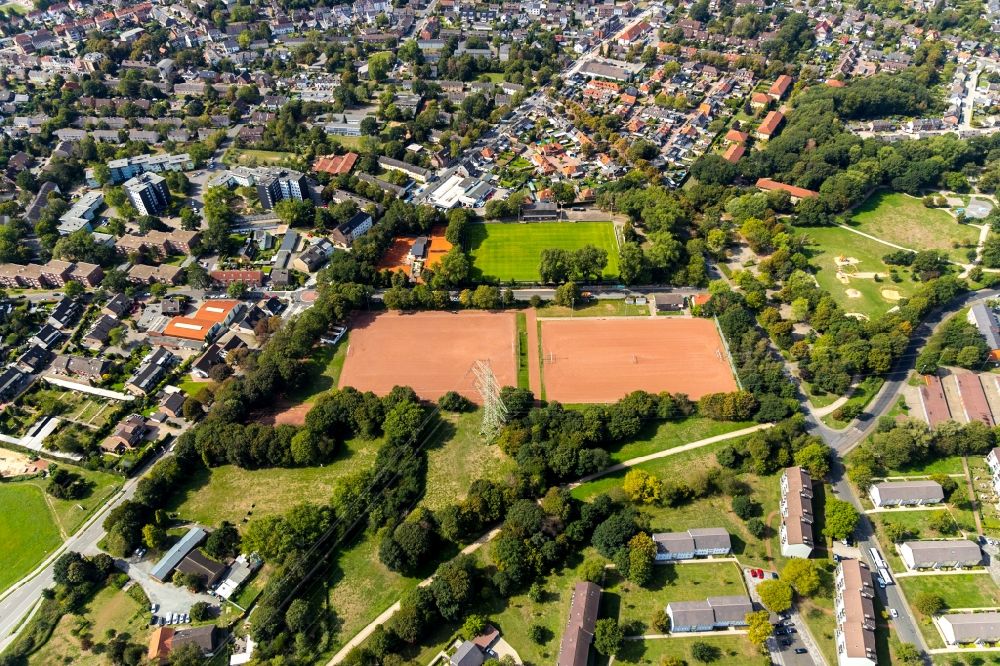 Luftaufnahme Dinslaken - Rotbraun farbiger Tennisplatz im Ortsteil Eppinghoven in Dinslaken im Bundesland Nordrhein-Westfalen, Deutschland