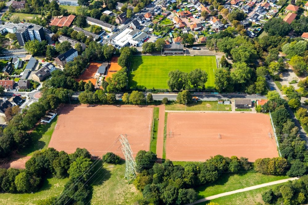 Dinslaken von oben - Rotbraun farbiger Tennisplatz im Ortsteil Eppinghoven in Dinslaken im Bundesland Nordrhein-Westfalen, Deutschland
