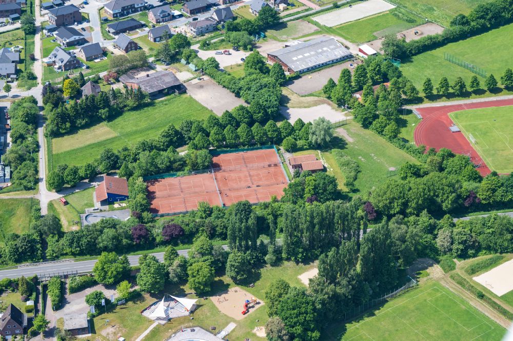 Luftbild Horneburg - Rotbraun farbiger Tennisplatz und Sportanlagen in Horneburg im Bundesland Niedersachsen, Deutschland