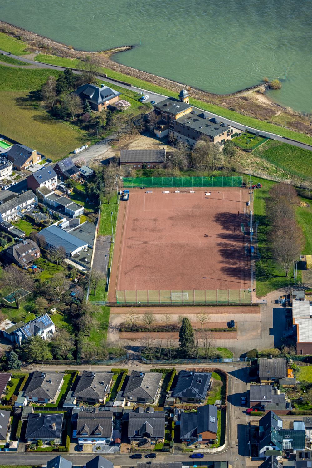 Luftaufnahme Büderich - Rotbraun farbiger Tennisplatz Sportplatz Wesel Büderich in Büderich im Bundesland Nordrhein-Westfalen, Deutschland