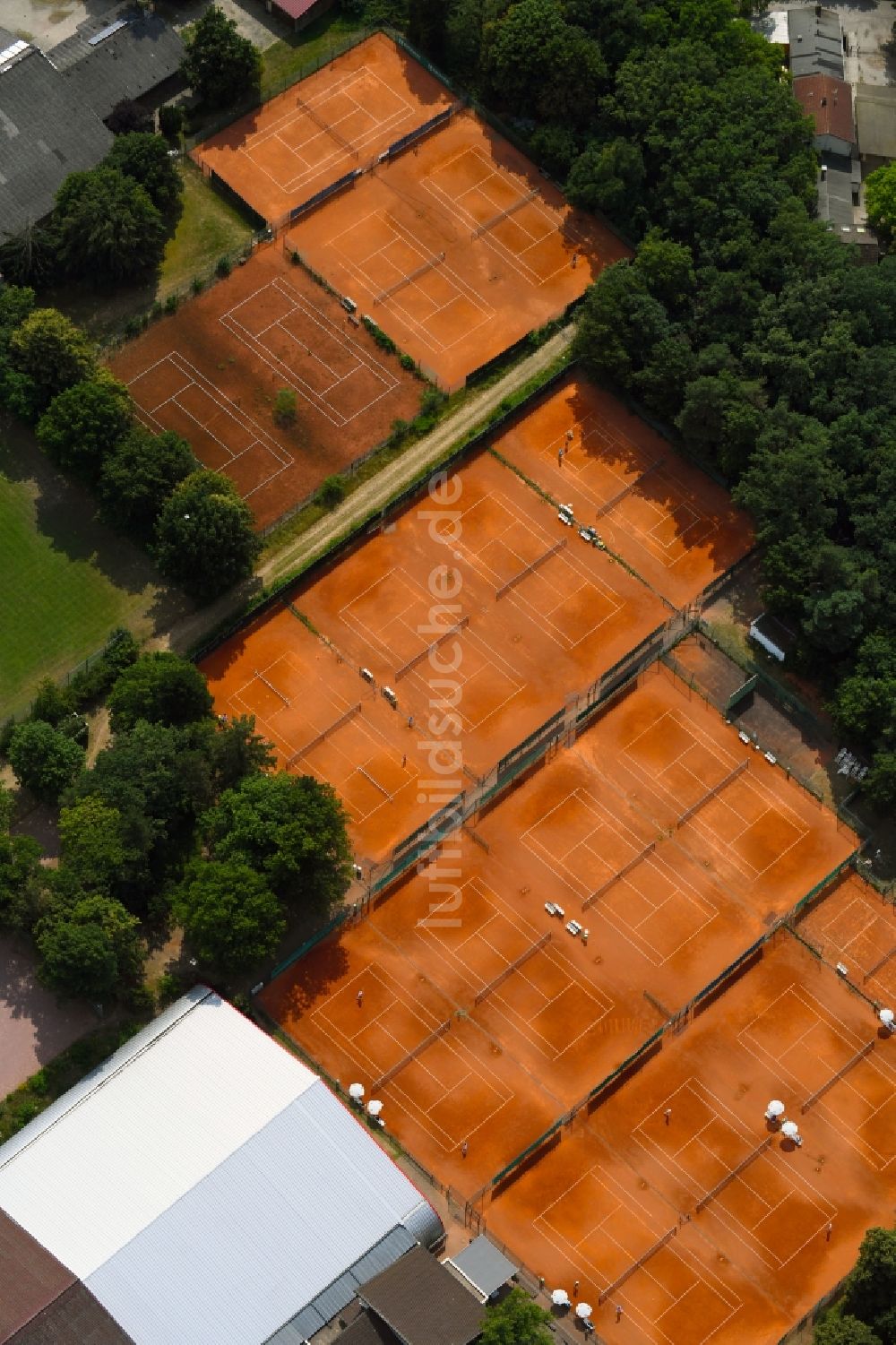Luftbild Karlsruhe - Rotbraun farbiger Tennisplatz des SSC Karlsruhe e.V. Am Sportpark im Ortsteil Hagsfeld in Karlsruhe im Bundesland Baden-Württemberg, Deutschland