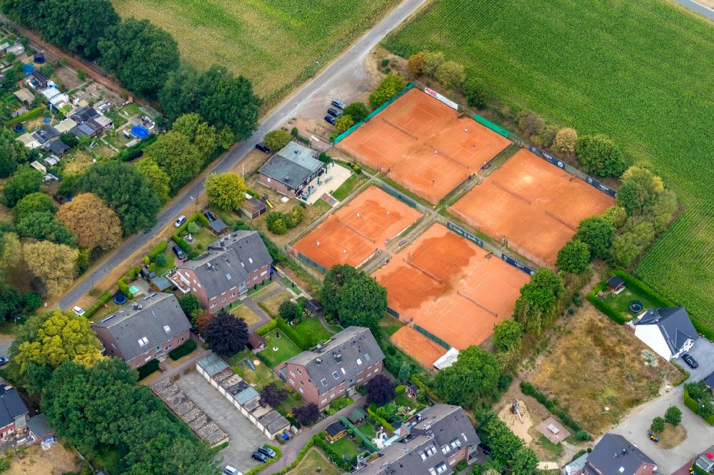 Dorsten von oben - Rotbraun farbiger Tennisplatz SuS Tennis Hervest-Dorsten in Dorsten im Bundesland Nordrhein-Westfalen, Deutschland