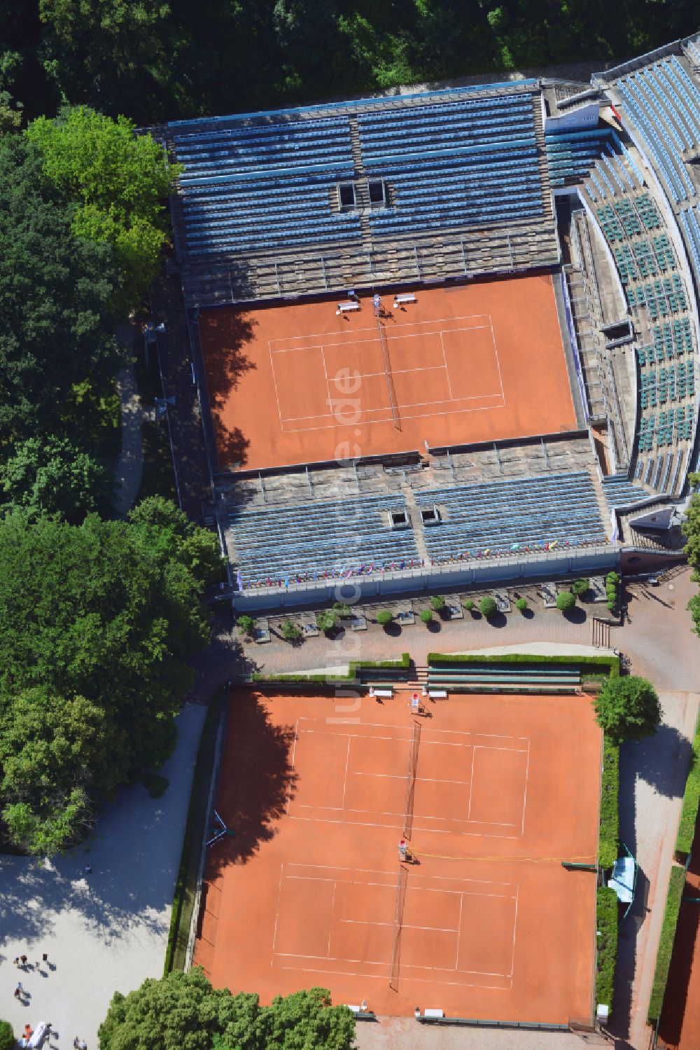 Berlin aus der Vogelperspektive: Rotbraun farbiger Tennisplatz des Tennis-Club 1899 e.V. Blau-Weiss in Berlin, Deutschland