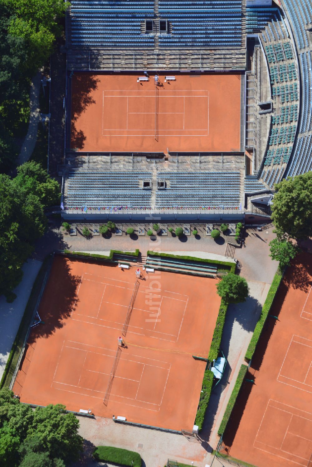 Luftbild Berlin - Rotbraun farbiger Tennisplatz des Tennis-Club 1899 e.V. Blau-Weiss in Berlin, Deutschland