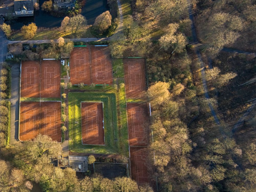 Luftaufnahme Gladbeck - Rotbraun farbiger Tennisplatz des Tennis-Club Haus Wittringen Gladbeck e.V. in Gladbeck im Bundesland Nordrhein-Westfalen, Deutschland