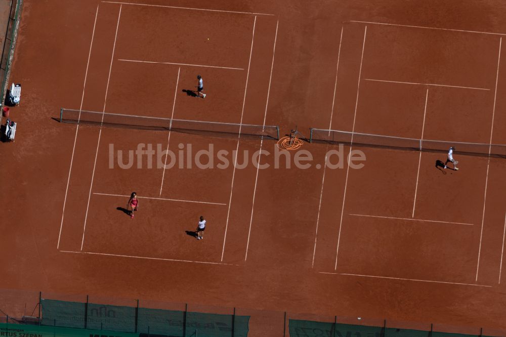 München aus der Vogelperspektive: Rotbraun farbiger Tennisplatz des Tennisclub Grün-Weiss Luitpoldpark München in München im Bundesland Bayern, Deutschland