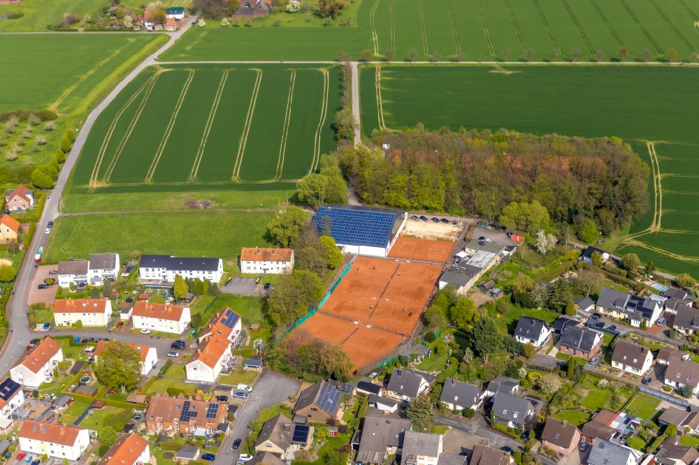 Luftaufnahme Bönen - Rotbraun farbiger Tennisplatz des Tennisverein Rot-Weis Bönen in Bönen im Bundesland Nordrhein-Westfalen, Deutschland