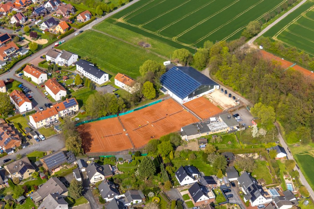 Bönen von oben - Rotbraun farbiger Tennisplatz des Tennisverein Rot-Weis Bönen in Bönen im Bundesland Nordrhein-Westfalen, Deutschland