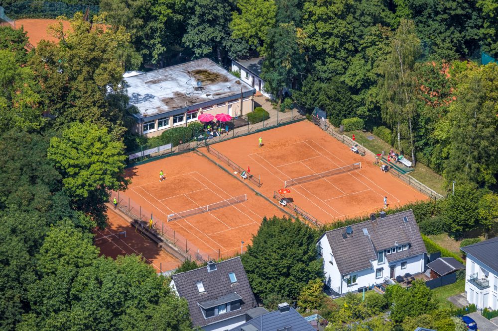Heiligenhaus von oben - Rotbraun farbiger Tennisplatz der Tennisvereinigung Grün-Weiß e.V. in Heiligenhaus im Bundesland Nordrhein-Westfalen, Deutschland
