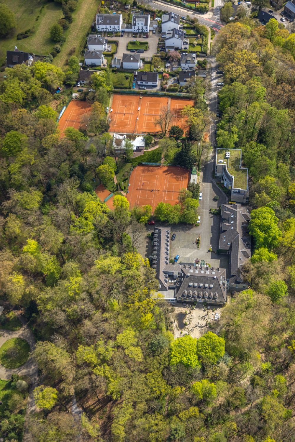 Heiligenhaus aus der Vogelperspektive: Rotbraun farbiger Tennisplatz der Tennisvereinigung Grün-Weiß e.V. in Heiligenhaus im Bundesland Nordrhein-Westfalen, Deutschland
