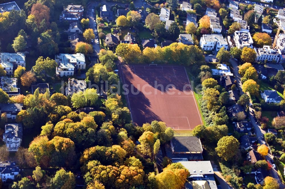 Hamburg von oben - Rotbraun farbiger Tennisplatz Trenknerweg im Ortsteil Othmarschen in Hamburg, Deutschland