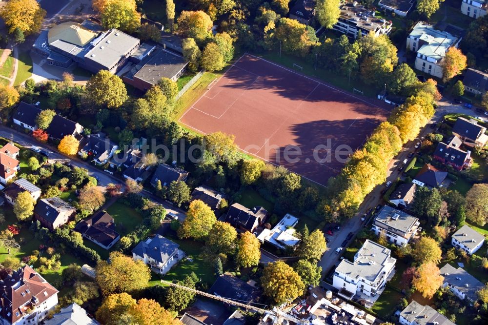 Hamburg aus der Vogelperspektive: Rotbraun farbiger Tennisplatz Trenknerweg im Ortsteil Othmarschen in Hamburg, Deutschland