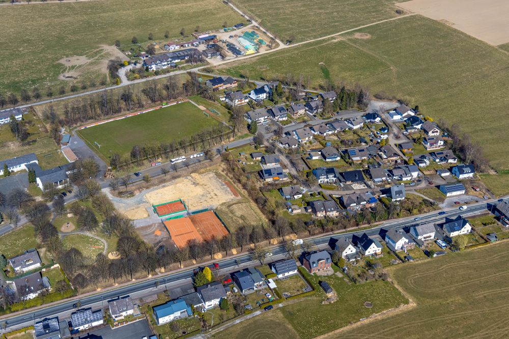 Luftbild Altenbüren - Rotbraun farbiger Tennisplatz des TuS Elmerborg Altenbüren in Altenbüren im Bundesland Nordrhein-Westfalen, Deutschland