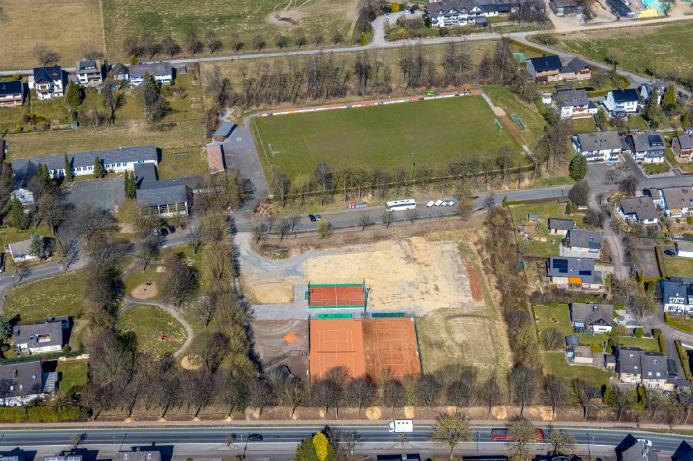 Luftaufnahme Altenbüren - Rotbraun farbiger Tennisplatz des TuS Elmerborg Altenbüren in Altenbüren im Bundesland Nordrhein-Westfalen, Deutschland