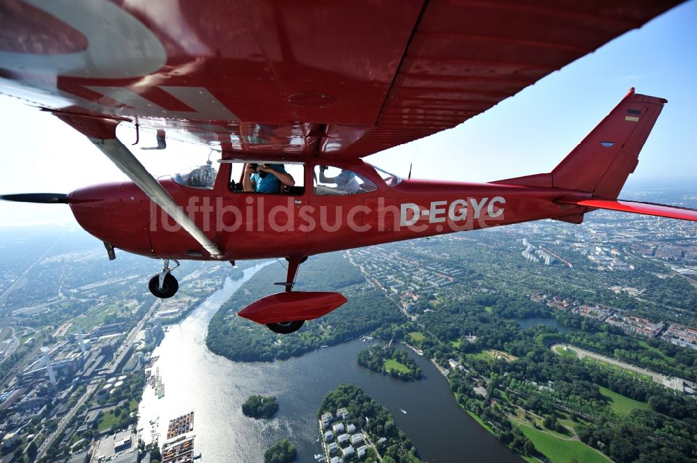 Luftaufnahme Berlin - Rote Cessna 172 D-EGYC der Agentur euroluftbild.de über Berlin, Deutschland