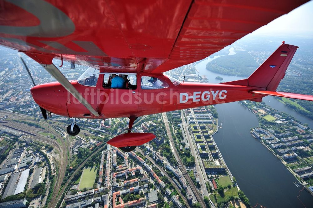 Luftbild Berlin - Rote Cessna 172 D-EGYC der Agentur euroluftbild.de über Berlin, Deutschland