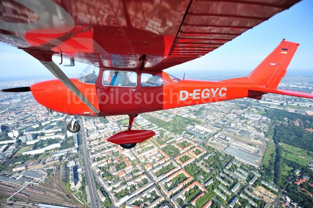 Berlin von oben - Rote Cessna 172 D-EGYC der Agentur euroluftbild.de über Berlin, Deutschland