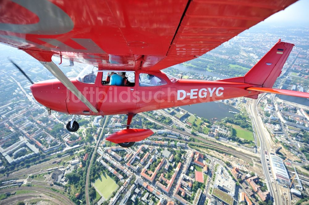 Luftaufnahme Berlin - Rote Cessna 172 D-EGYC der Agentur euroluftbild.de über Berlin, Deutschland