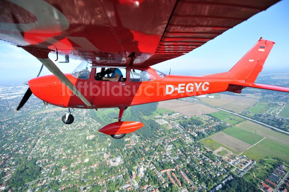 Berlin aus der Vogelperspektive: Rote Cessna 172 D-EGYC der Agentur euroluftbild.de über Berlin, Deutschland