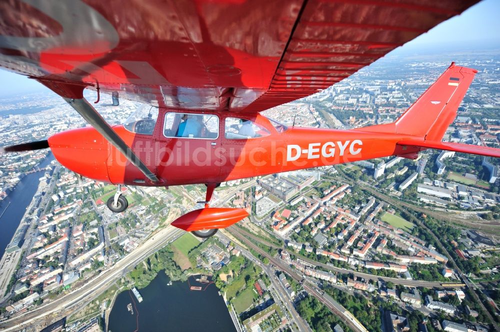 Berlin von oben - Rote Cessna 172 D-EGYC der Agentur euroluftbild.de über Berlin, Deutschland