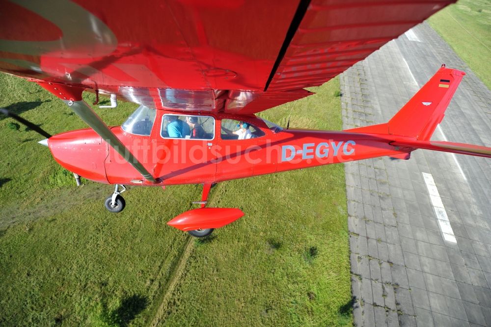 Werneuchen von oben - Rote Cessna 172 D-EGYC der Agentur euroluftbild.de im Flug über den Flugplatz in Werneuchen im Bundesland Brandenburg, Deutschland