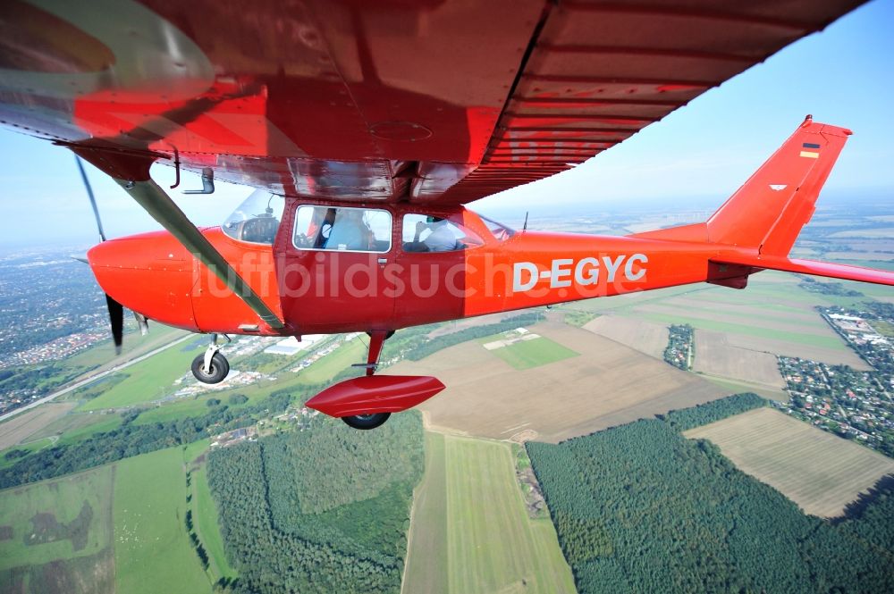 Luftaufnahme Werneuchen - Rote Cessna 172 D-EGYC der Agentur euroluftbild.de im Flug über den Flugplatz in Werneuchen im Bundesland Brandenburg, Deutschland