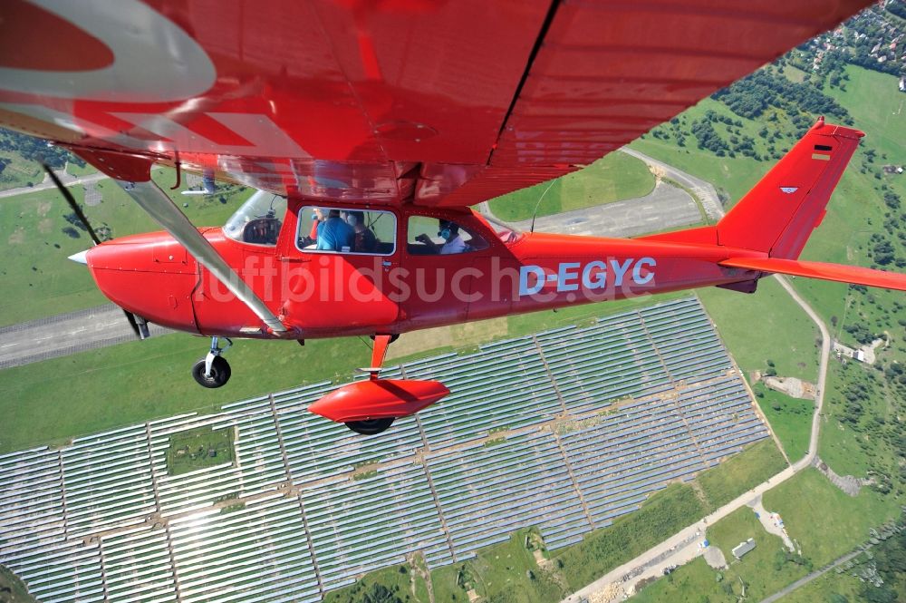 Luftbild Werneuchen - Rote Cessna 172 D-EGYC der Agentur euroluftbild.de im Flug über den Flugplatz in Werneuchen im Bundesland Brandenburg, Deutschland