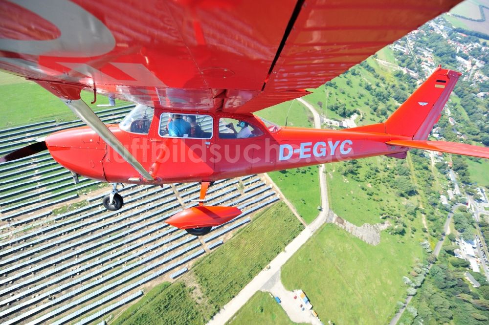 Luftbild Werneuchen - Rote Cessna 172 D-EGYC der Agentur euroluftbild.de im Flug über den Flugplatz in Werneuchen im Bundesland Brandenburg, Deutschland