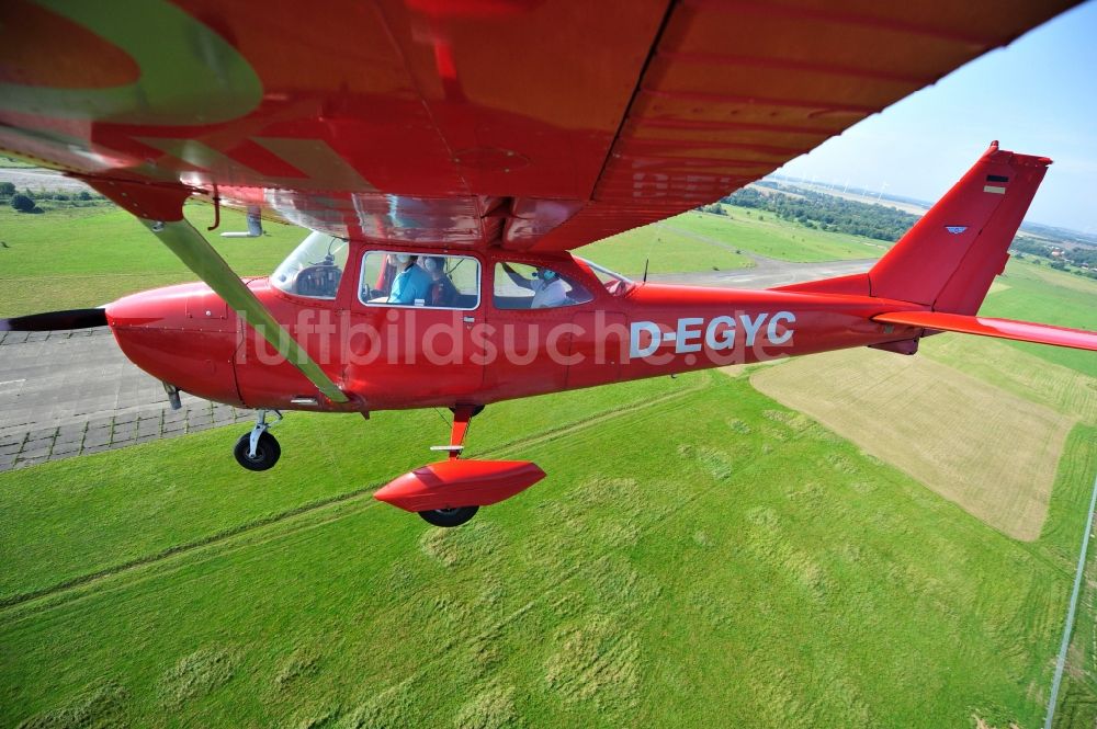 Werneuchen von oben - Rote Cessna 172 D-EGYC der Agentur euroluftbild.de im Flug über den Flugplatz in Werneuchen im Bundesland Brandenburg, Deutschland