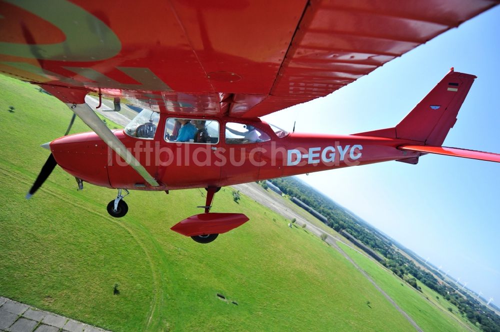 Werneuchen aus der Vogelperspektive: Rote Cessna 172 D-EGYC der Agentur euroluftbild.de im Flug über den Flugplatz in Werneuchen im Bundesland Brandenburg, Deutschland
