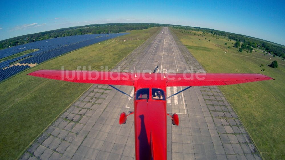 Werneuchen aus der Vogelperspektive: Rote Cessna 172 D-EGYC der Agentur euroluftbild.de im Flug über den Flugplatz in Werneuchen im Bundesland Brandenburg, Deutschland