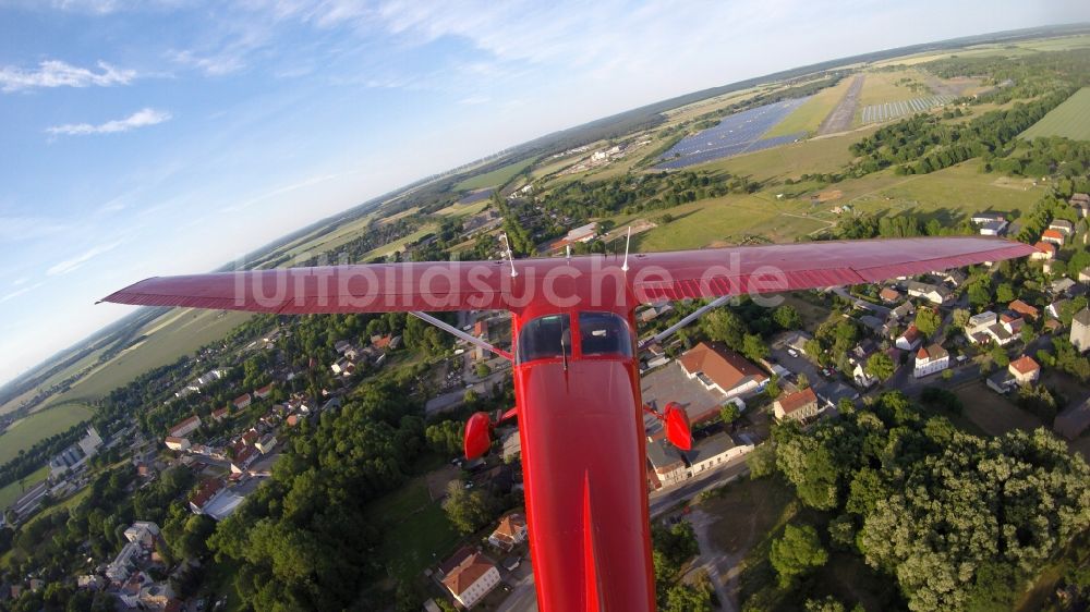Luftbild Werneuchen - Rote Cessna 172 D-EGYC der Agentur euroluftbild.de im Landeanflug auf die Landebahn 08 des Flugplatzes in Werneuchen im Bundesland Brandenburg