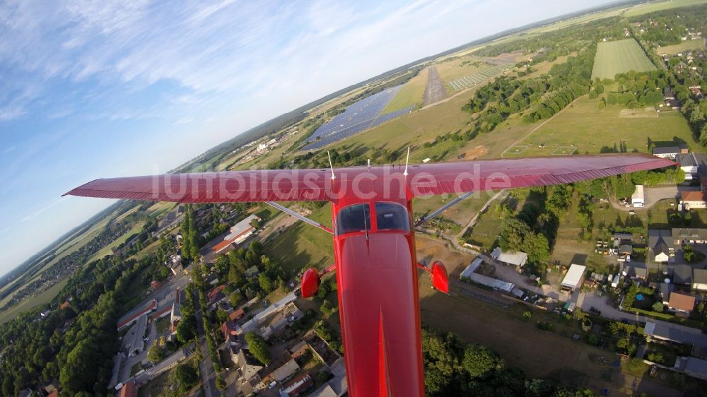 Luftaufnahme Werneuchen - Rote Cessna 172 D-EGYC der Agentur euroluftbild.de im Landeanflug auf die Landebahn 08 des Flugplatzes in Werneuchen im Bundesland Brandenburg