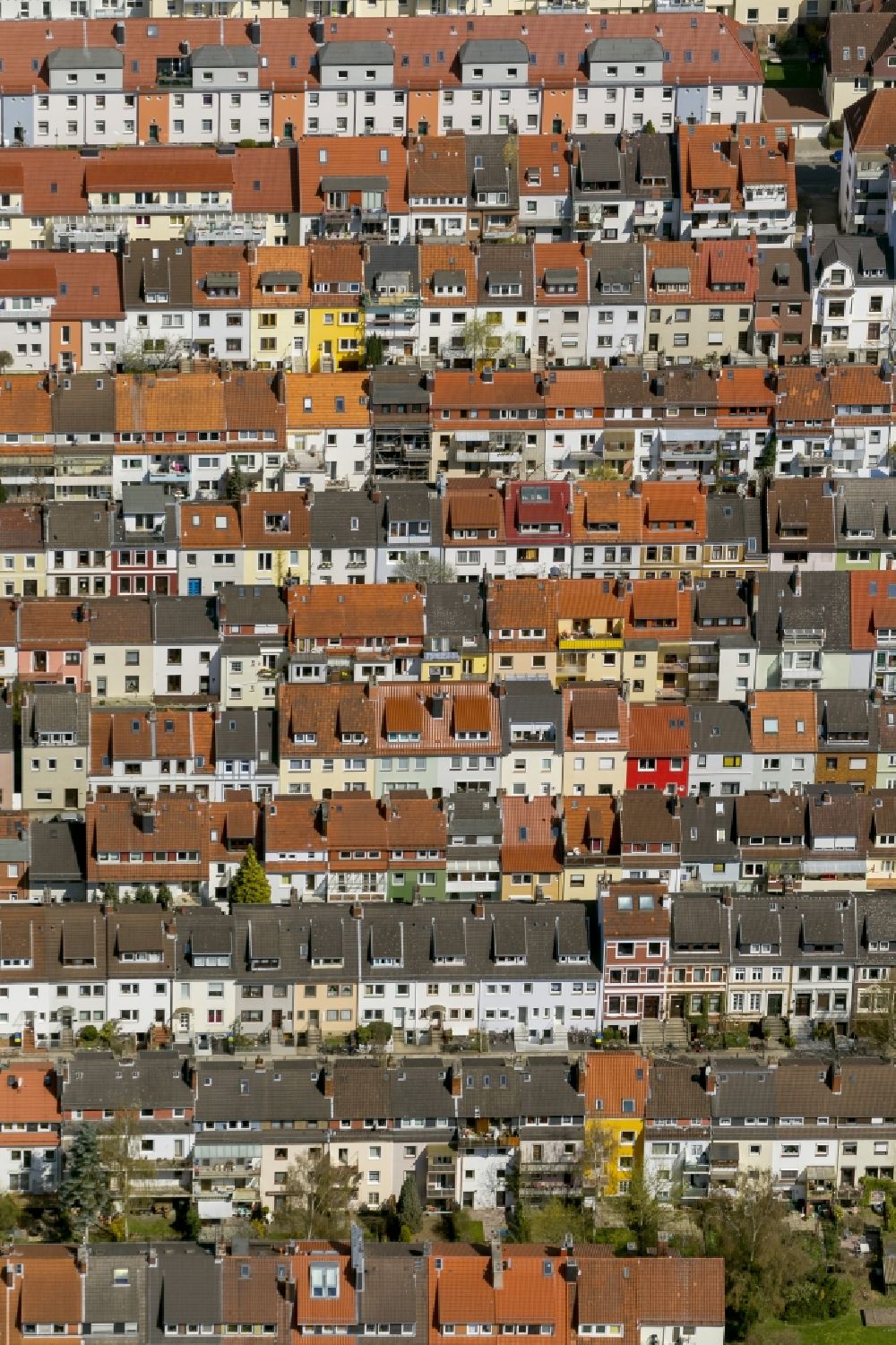 Luftaufnahme Bremen - Rote Ziegeldächer in Häuserzeilen im Stadtteil Findorff von Bremen