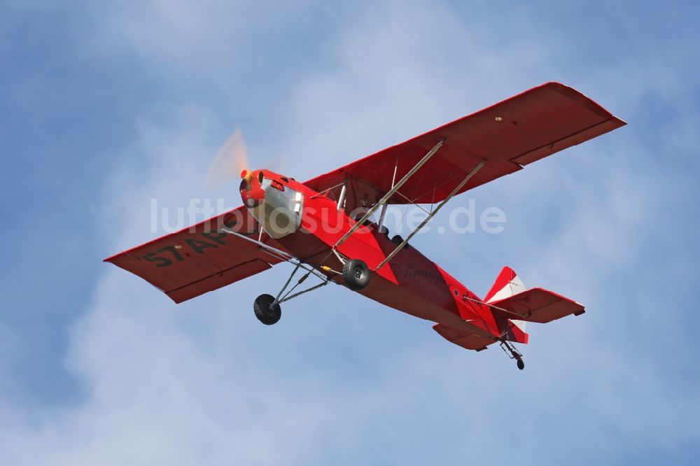 Luftbild Bad Ditzenbach - Rotes Ultraleicht- Flugzeug Aircamper im Fluge über dem Luftraum in Bad Ditzenbach im Bundesland Baden-Württemberg