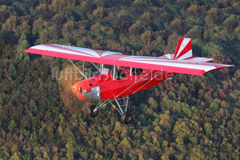 Bad Ditzenbach von oben - Rotes Ultraleicht- Flugzeug Aircamper im Fluge über dem Luftraum in Bad Ditzenbach im Bundesland Baden-Württemberg