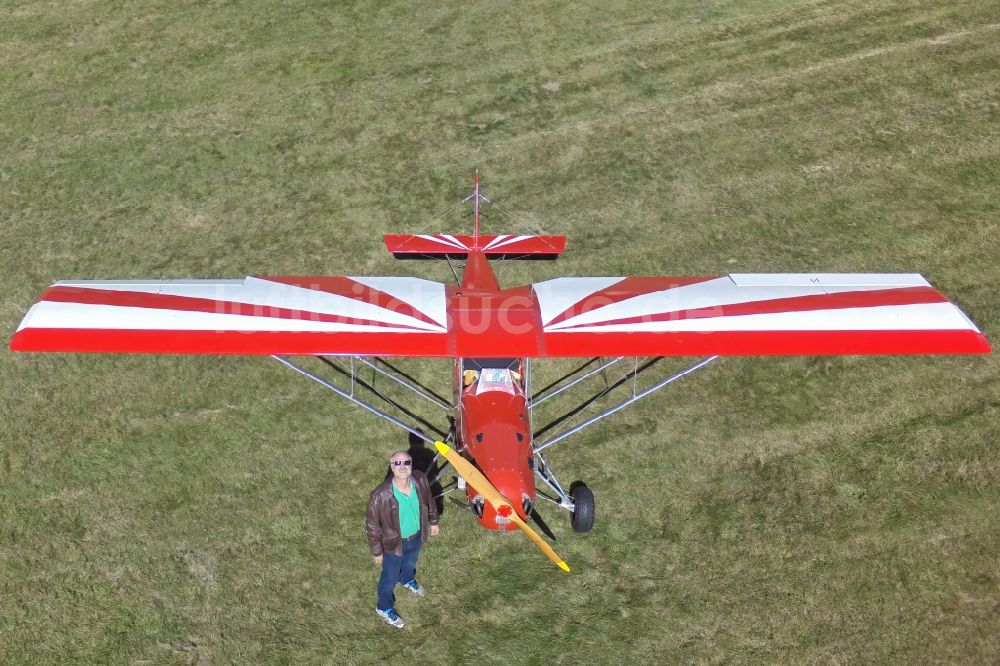 Luftaufnahme Bad Ditzenbach - Rotes Ultraleicht- Flugzeug Aircamper im Fluge über dem Luftraum in Bad Ditzenbach im Bundesland Baden-Württemberg