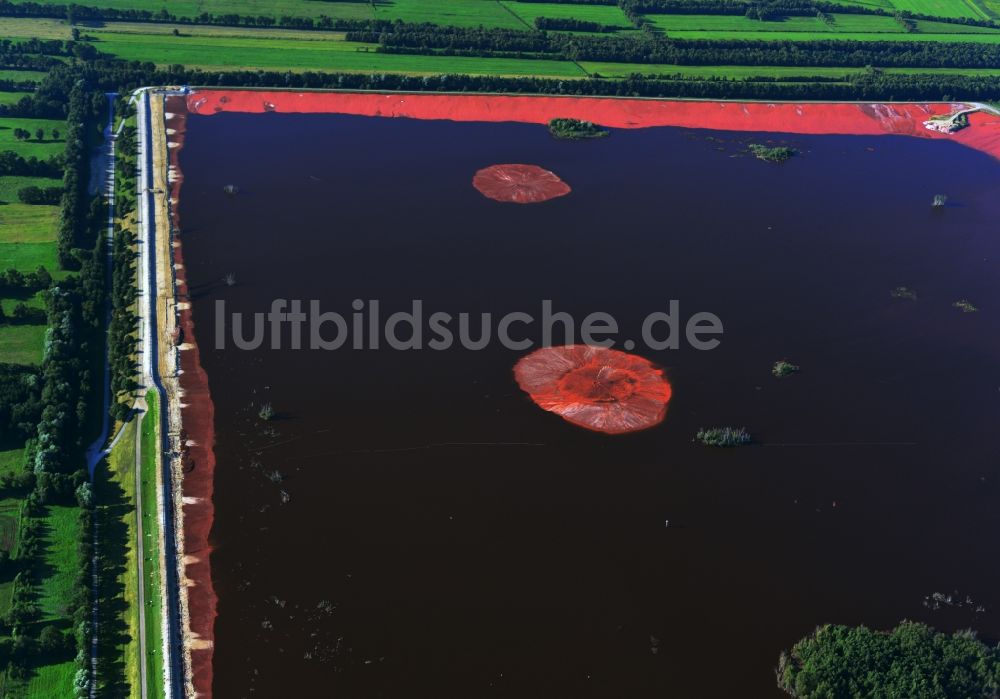 Stade aus der Vogelperspektive: Rotschlammdeponie bei Stade im Bundesland Niedersachsen