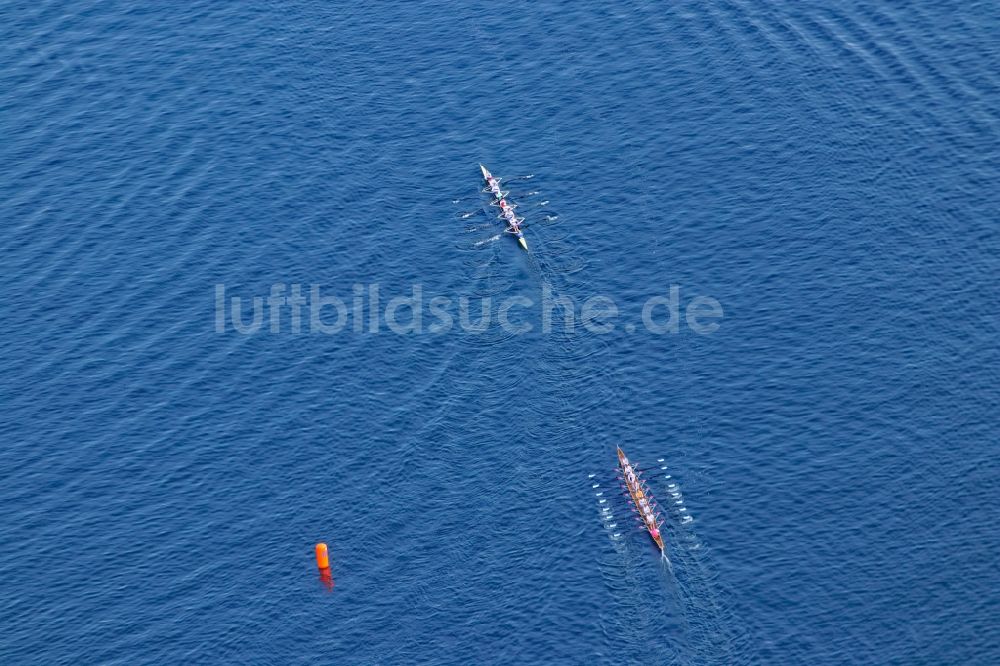 Feldafing von oben - Ruderboote beim Umrunden der Wende bei der Ruder- Regatta Roseninsel-8er auf dem Starnberger See vor Feldafing im Bundesland Bayern