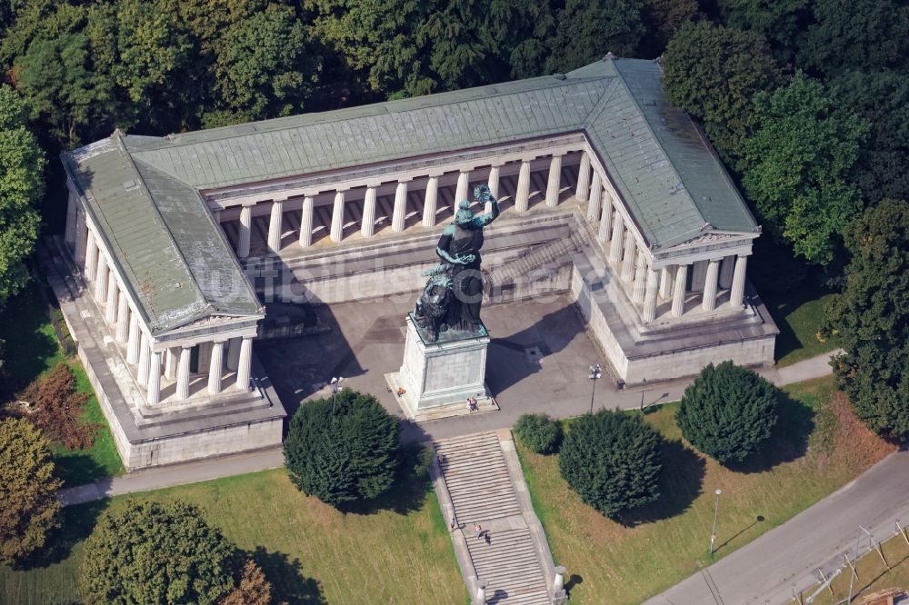 München von oben - Ruhmeshalle und Bronzestatue Bavaria in München Schwanthalerhöhe im Bundesland Bayern