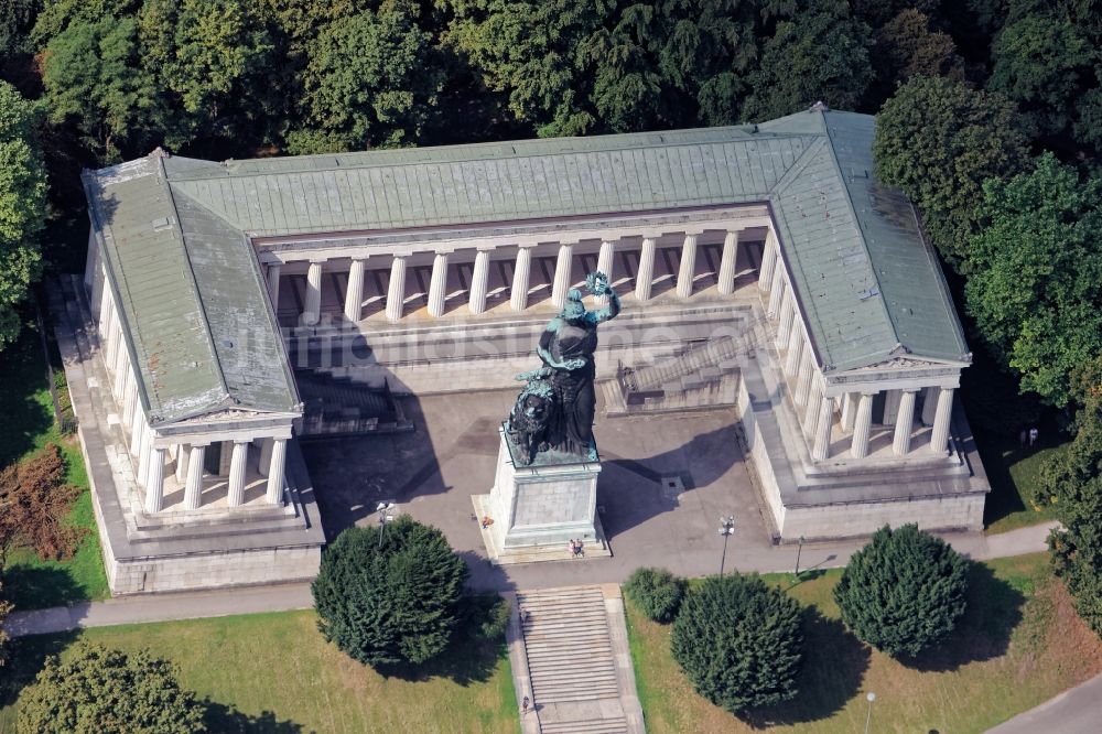 München aus der Vogelperspektive: Ruhmeshalle und Bronzestatue Bavaria in München Schwanthalerhöhe im Bundesland Bayern
