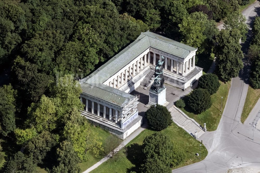 Luftaufnahme München - Ruhmeshalle und Bronzestatue Bavaria in München Schwanthalerhöhe im Bundesland Bayern