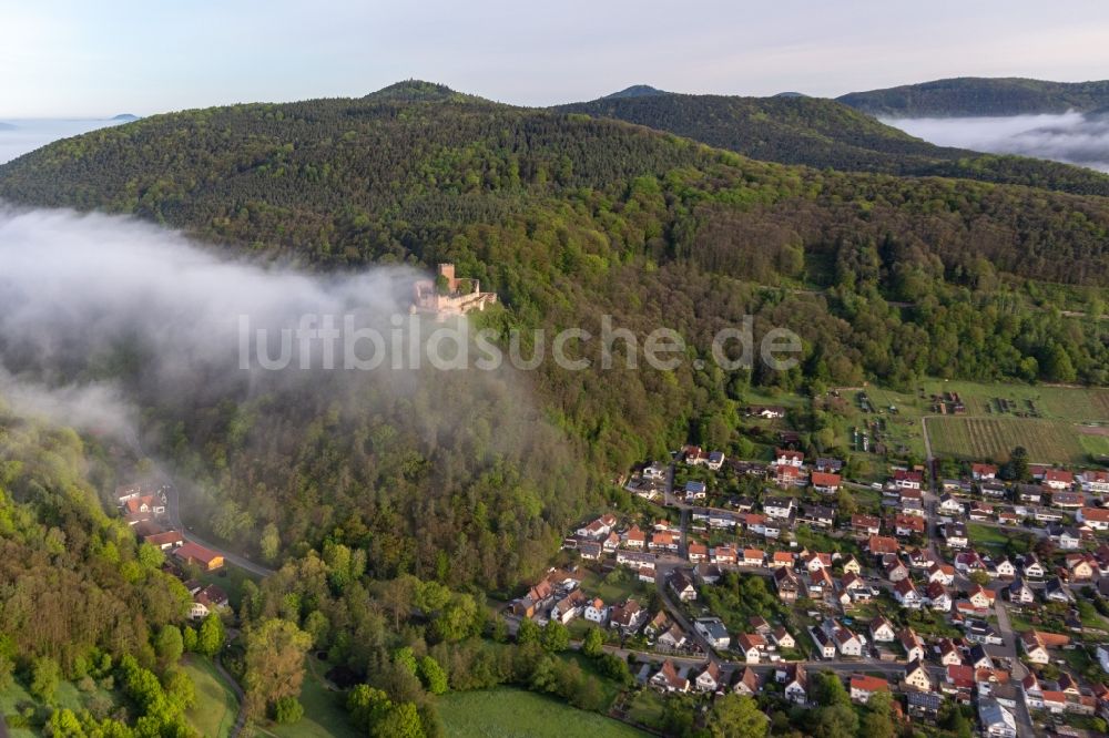 Luftaufnahme Klingenmünster - Ruine der ehemaligen Burganlage Burg Landeck im Morgennebel in Klingenmünster im Bundesland Rheinland-Pfalz, Deutschland
