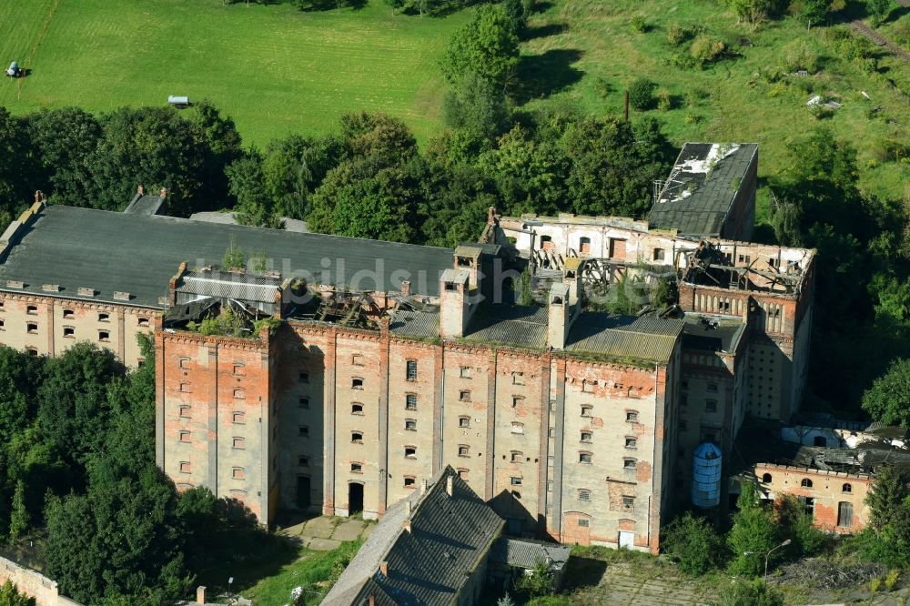 Etgersleben von oben - Ruine des ehemaligen Fabrik - Gebäudes der alten Malzfabrik in Etgersleben im Bundesland Sachsen-Anhalt, Deutschland
