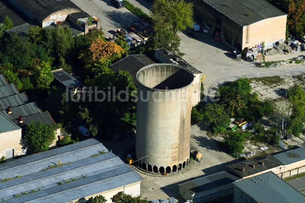 Luftaufnahme Berlin - Ruine des ehemaligen Flugplatz- Hangars mit einem Turm beim Flugplatz Johannisthal in Berlin, Deutschland