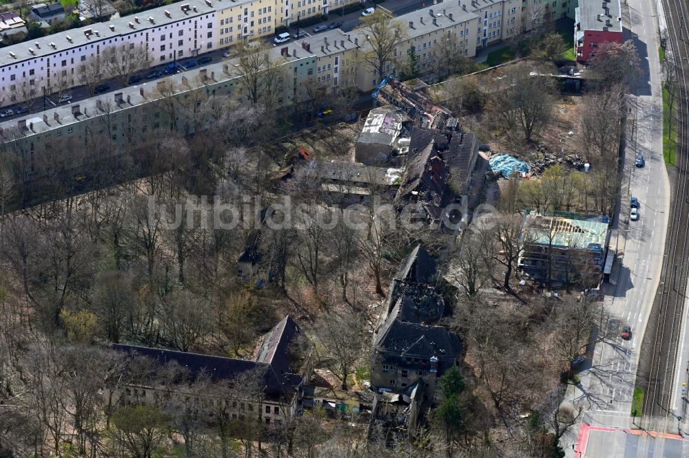 Luftaufnahme Berlin - Ruine des ehemaligen Klinik- und Krankenhaus - Gebäudes Säuglings- und Kinderkrankenhaus im Ortsteil Weißensee in Berlin, Deutschland